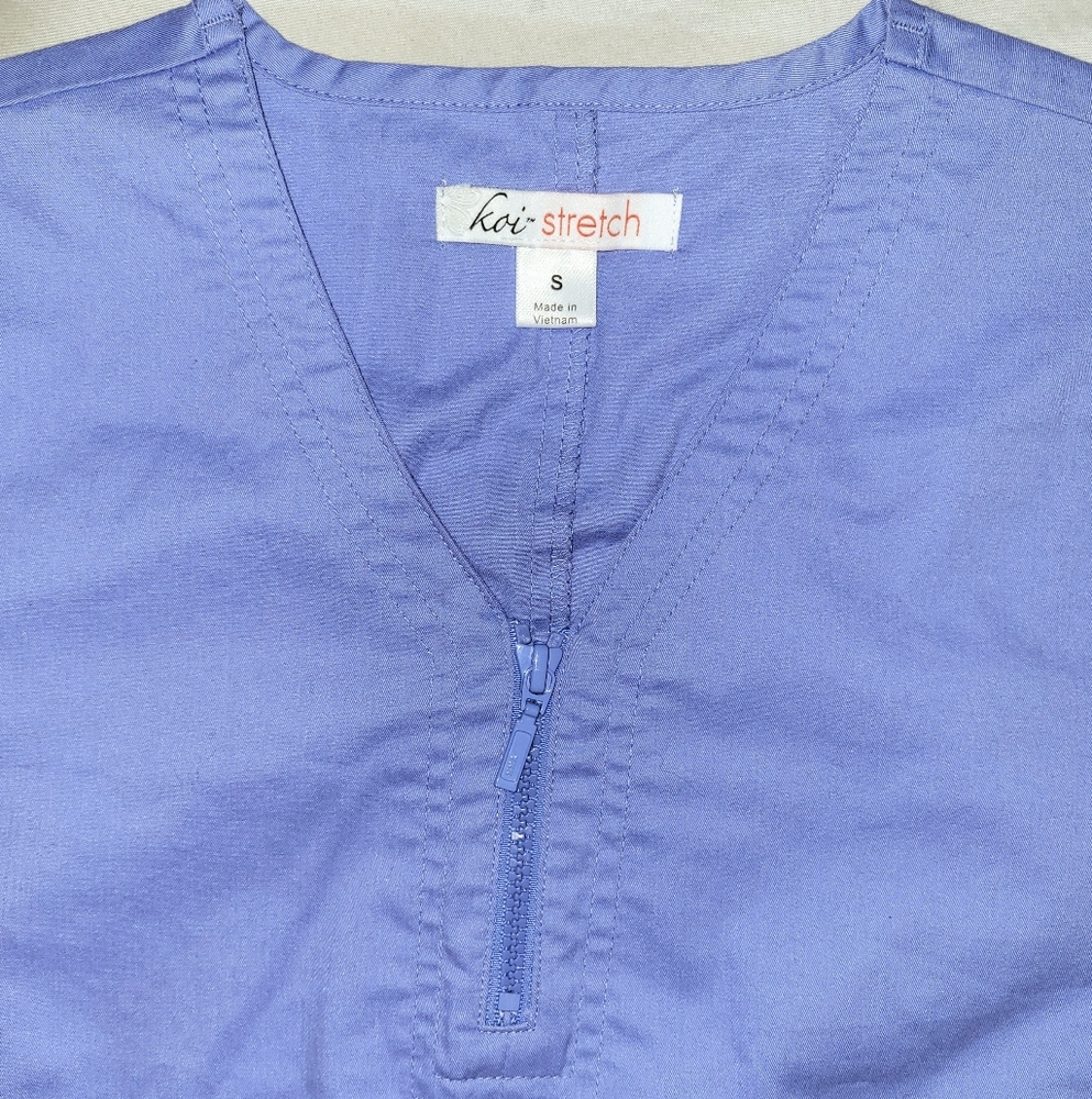 4 Koi Makenzie Scrub Tops w Zipper size Small EUC - Picture 2 of 2